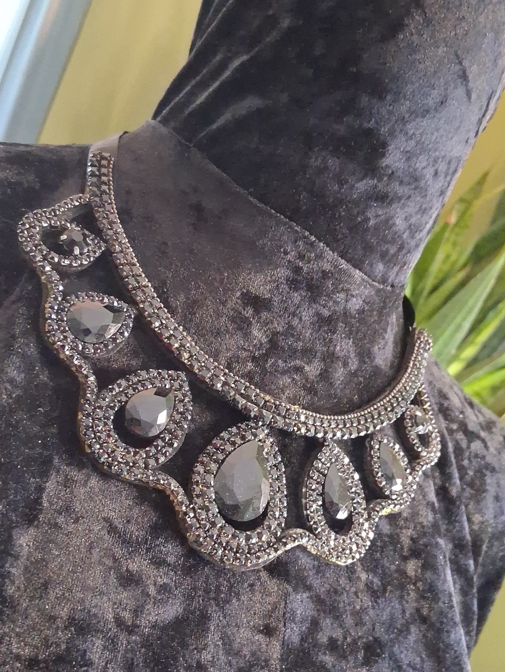 Chunky Crystal Teardrop Statement Necklace - Black